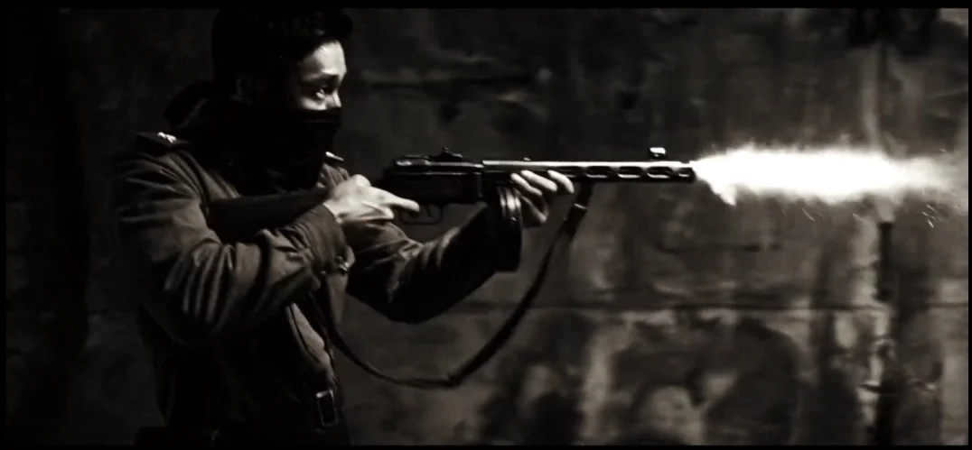 Ator So Ji Sub caracterizado como o agente Kim segurando arma em cena no túnel.
