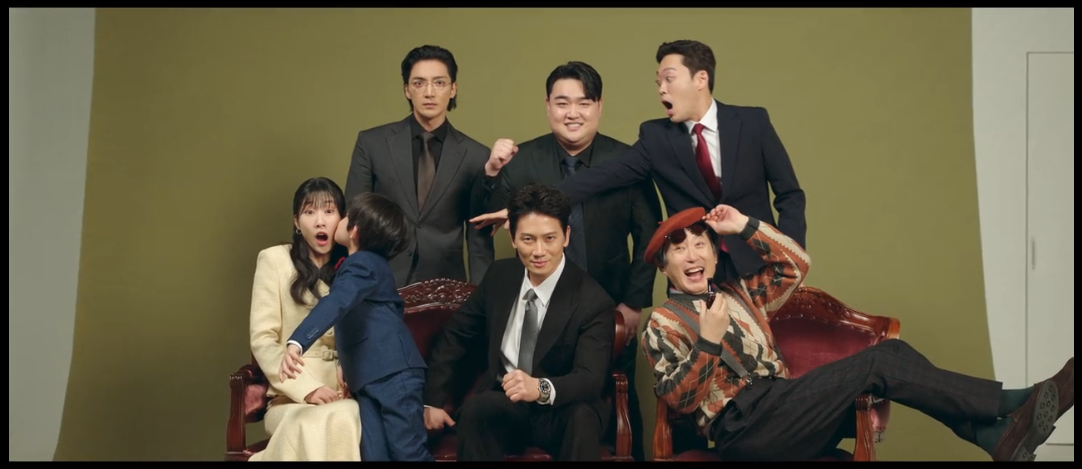 Ji Sung interagindo com sua família forjada na série.