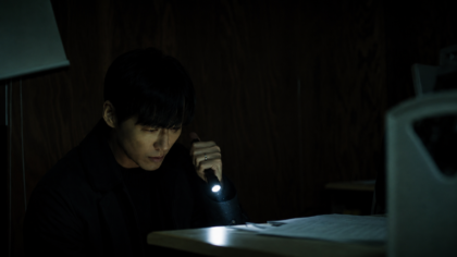 Ator Namkoong Min caracterizado como Kang Tae Ju em cena de fuga noturna.