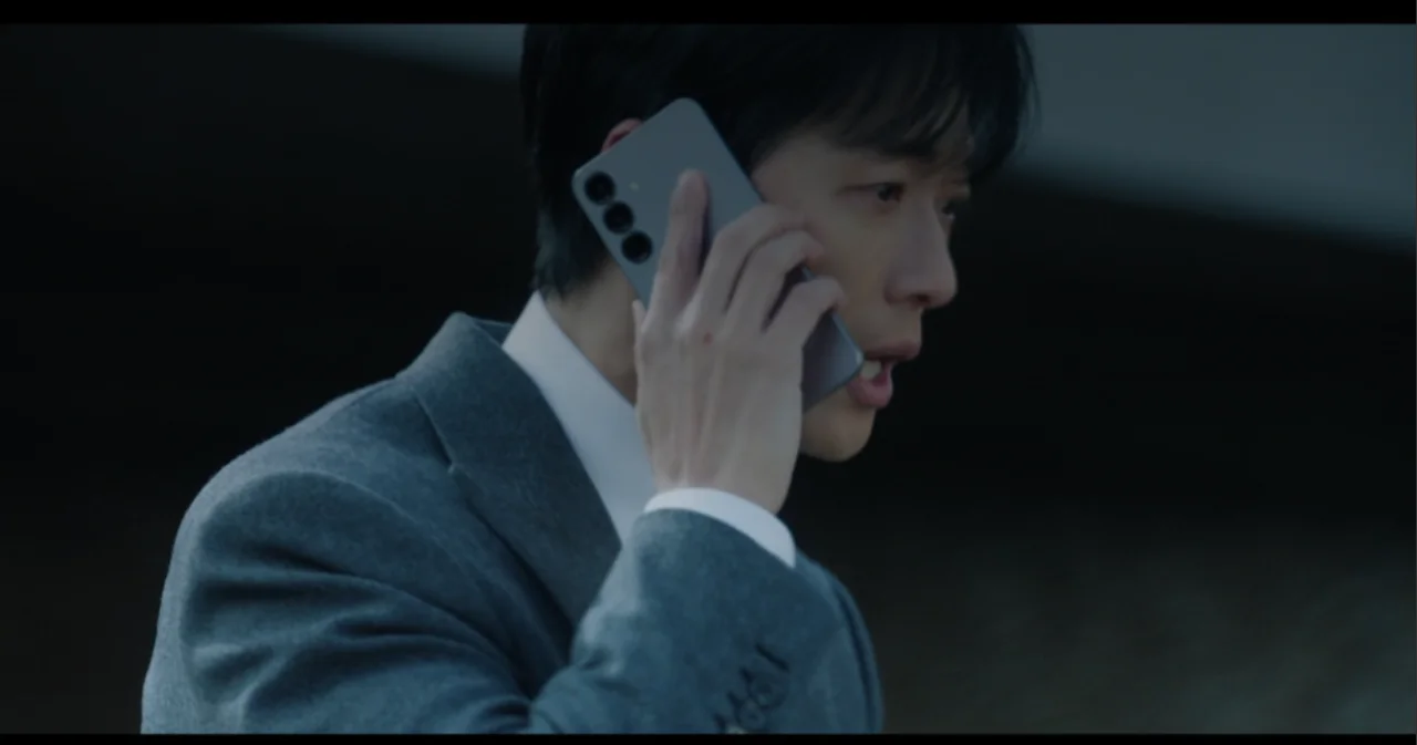 Personagem Kang Tae-joo demonstrando tensão e exaustão em cena do dorama O Marido.