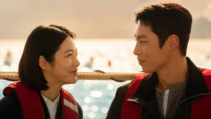 Personagens Do Ji-ui e Yook Ha-ri conversando em cena do último episódio de Doutor à Beira do Amor.