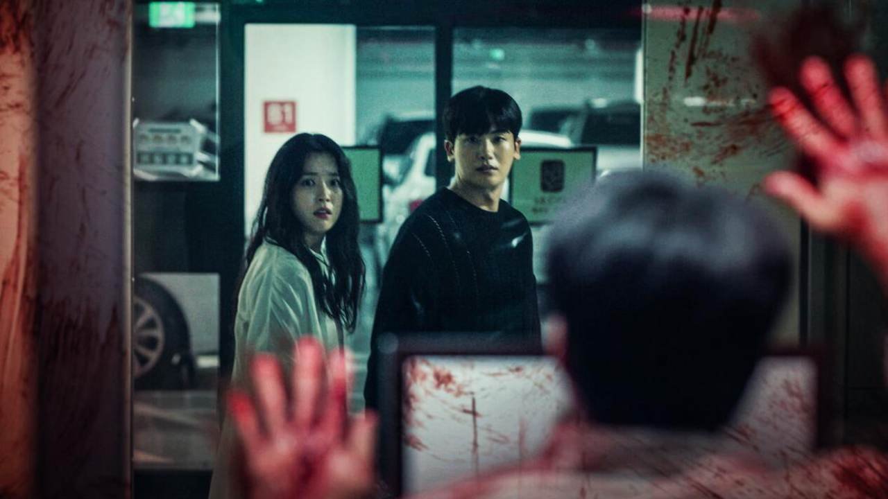 Han Hyo Joo e Park Hyung Sik patrulhando o condomínio em Happiness.