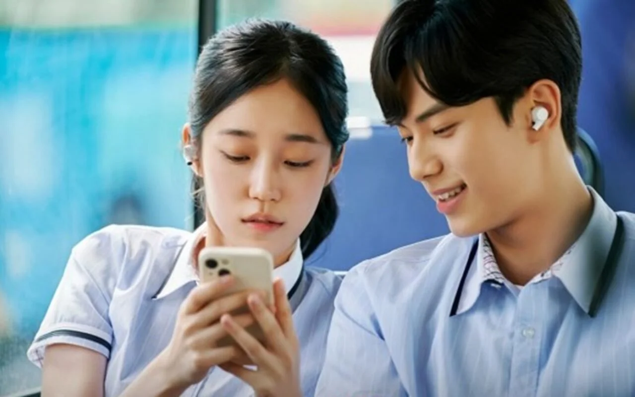 Roh Yoon Seo ao lado de Lee Chae-min em cena do dorama Intensivão de Amor.