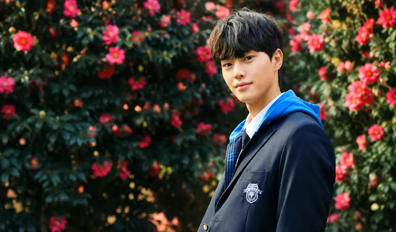 Song Kang vestido com uniforme escolar no dorama Love Alarm.