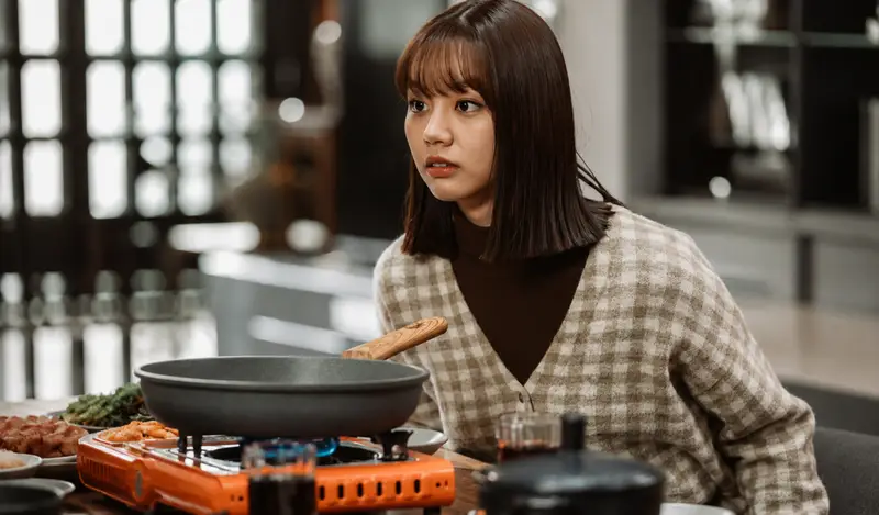 Hyeri como Lee Dam com expressão surpresa no dorama Meu Colega de Quarto é um Gumilho.