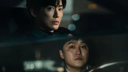 Kim Dae Myung com expressão séria e Namkoong Min ao fundo em cena do dorama O Marido.