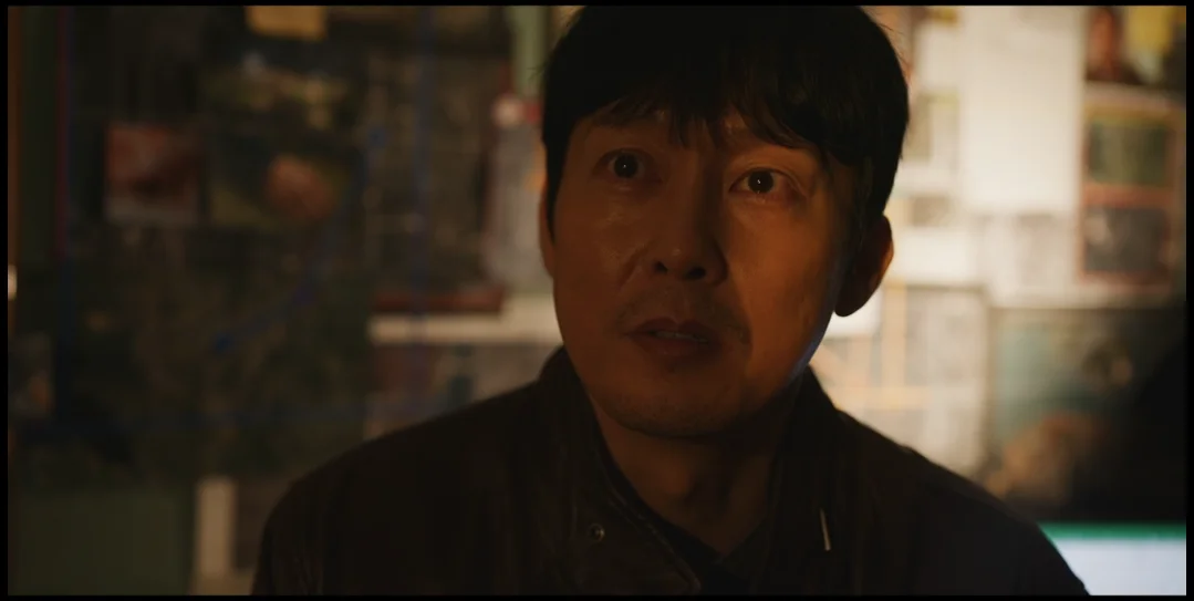 Cena com Park Byung Eun analisando provas antigas em seu escritório.