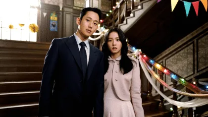 Jung Hae-in e Jisoo ao lado de uma escadaria em Snowdrop
