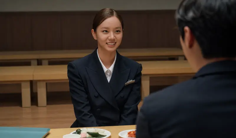 Hyeri interpretando a agente funerária Baek Dong Joo em Posso Ajudar?