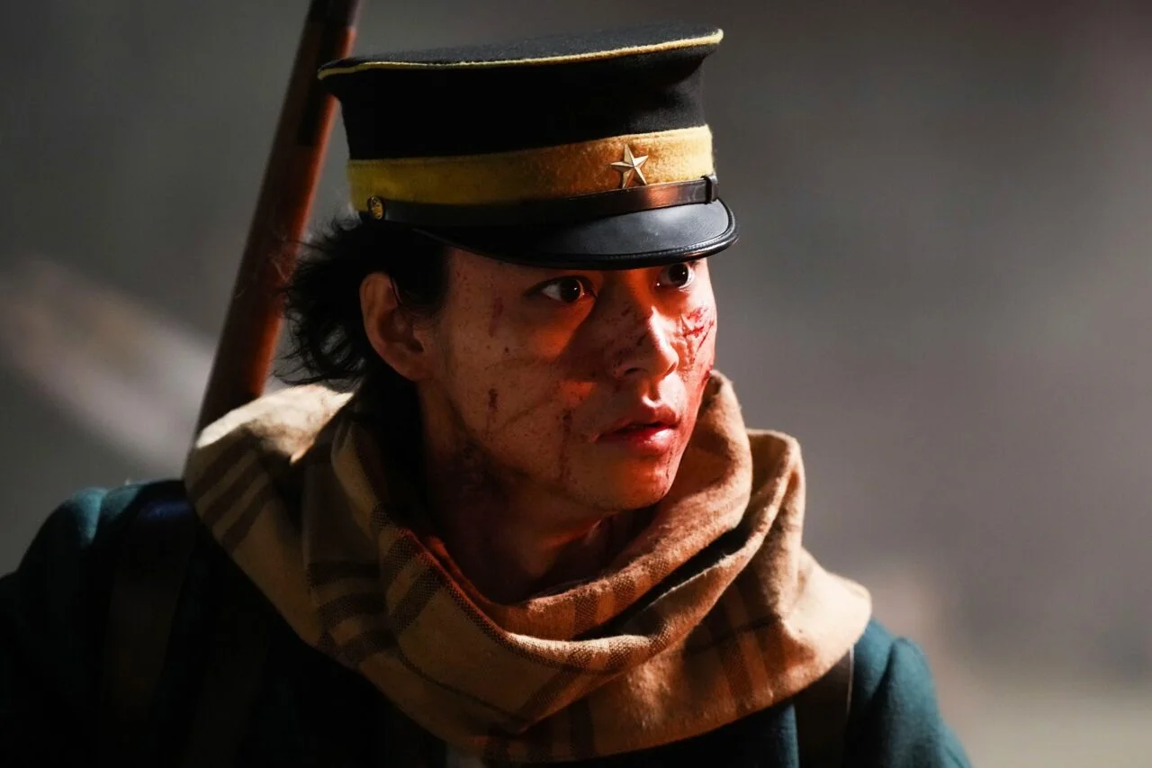 Cena de ação na neve envolvendo o protagonista Saichi Sugimoto no filme Golden Kamuy.