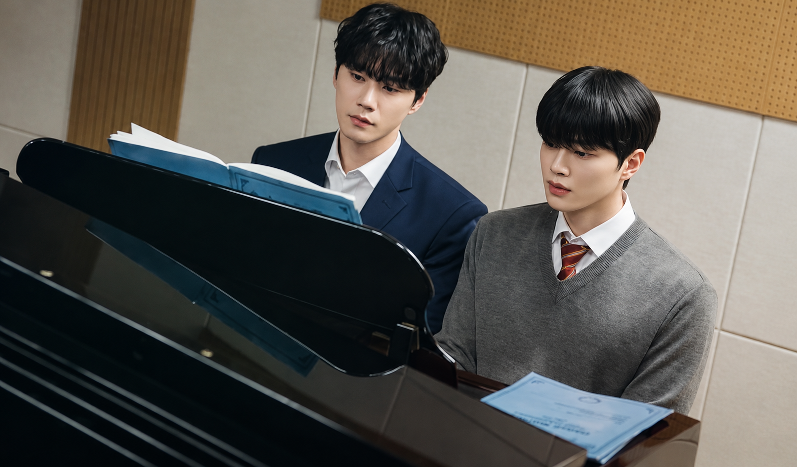 Song Kang e Lee Jun-young dividem o piano em Quatro Mãos, Duas Sonatas