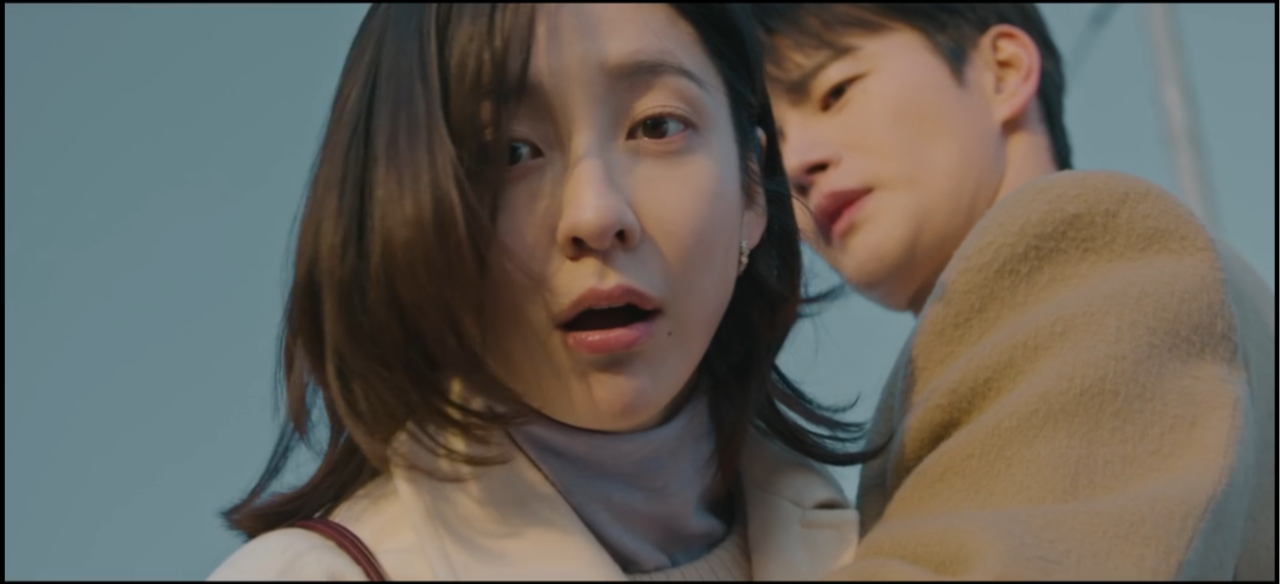 Kang Si-woo e Cha ji-yoon em cena do dorama.