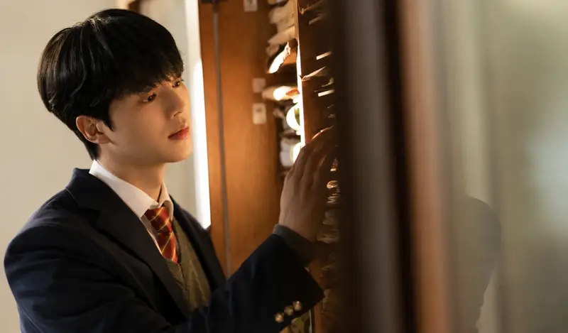 Song Kang no ambiente escolar da Korea Arts High School no dorama.