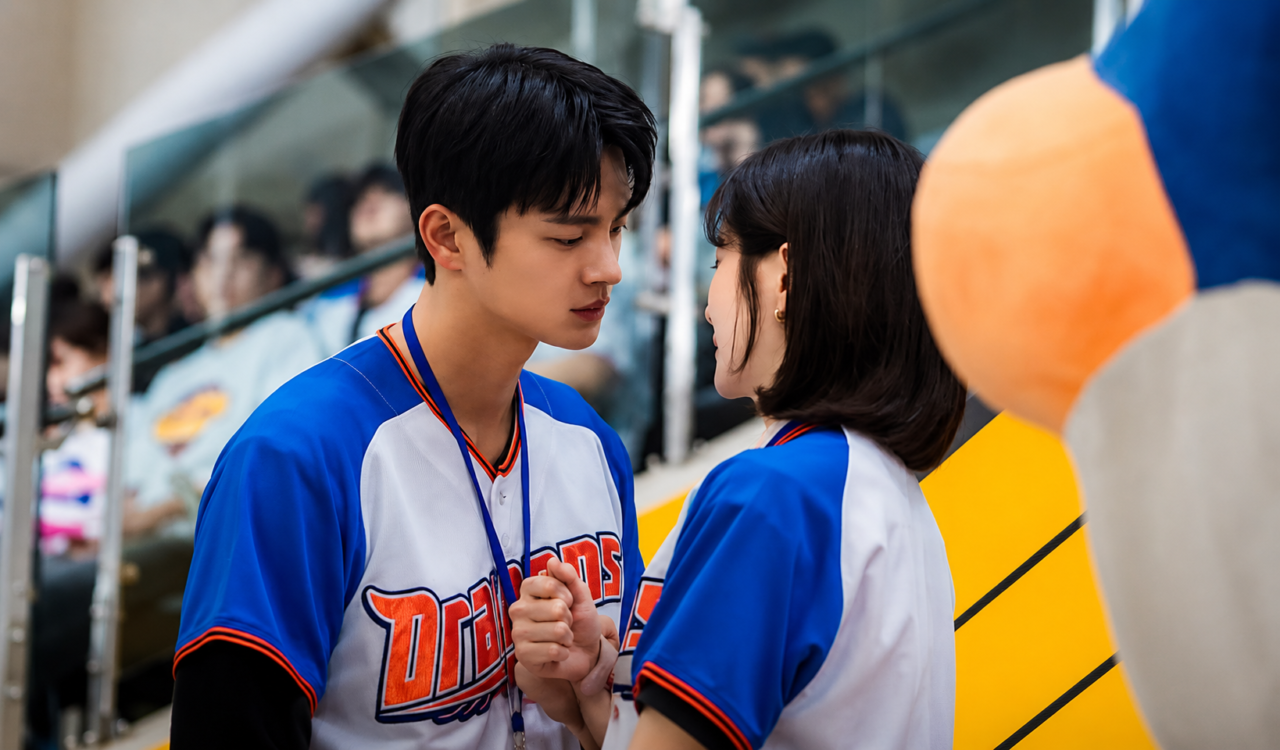 Cha Ji Yoon e Kang Si Woo em um momento fofo durante uma partida de beisebol.