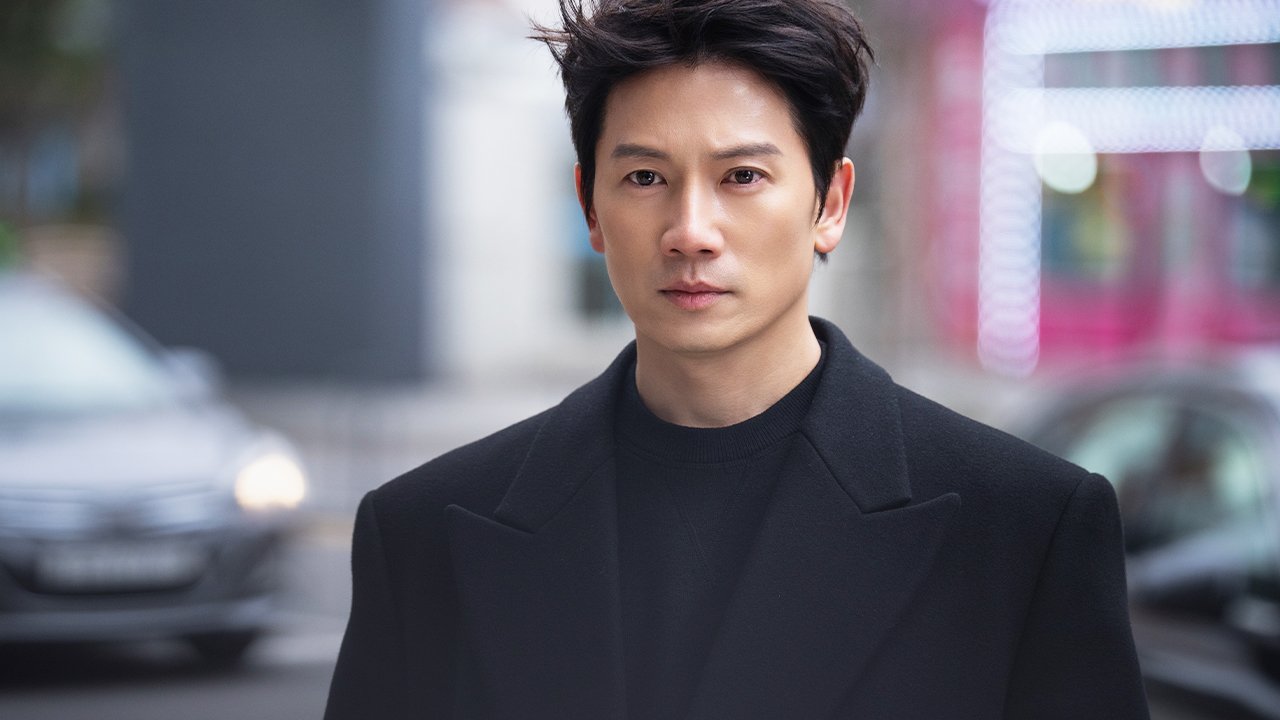 O ator Ji Sung caracterizado para o dorama The Apartment Job.