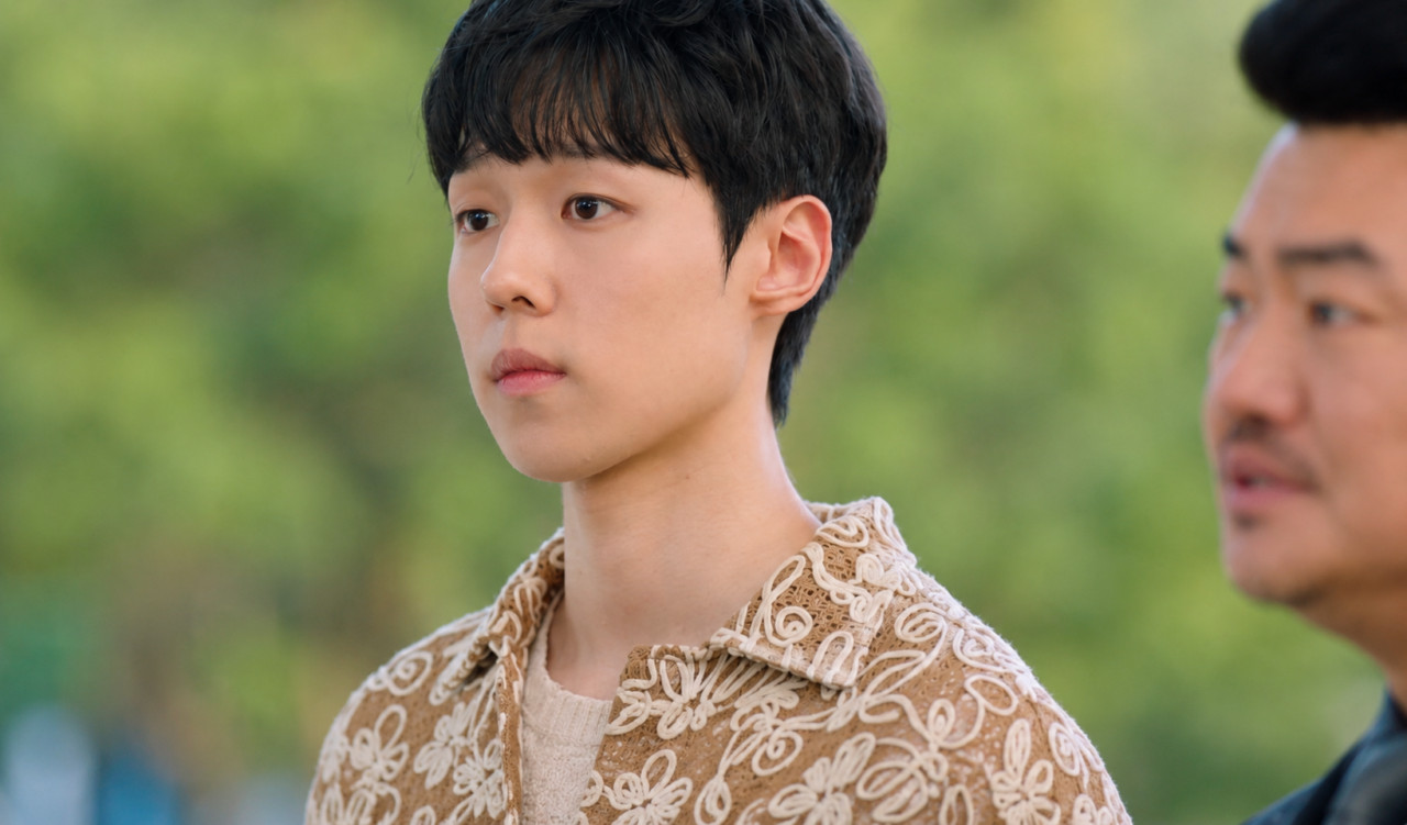 Yoo Hyeon Soo em cena como a versão humana do cachorro Mandu.