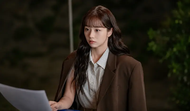 Hyeri no papel da repórter Joo Yi Jae em cena do dorama Um Sonho é Você.