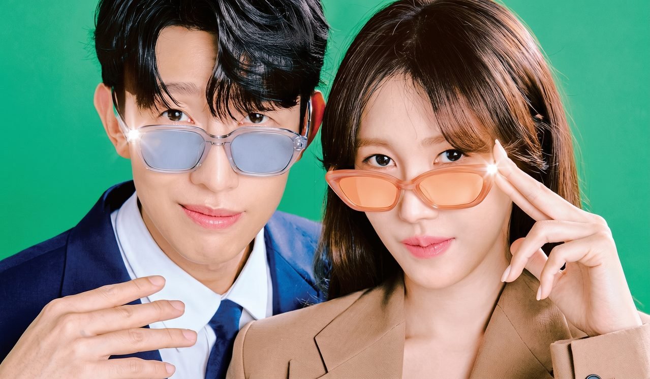 Lee Ji Ah e Kang Ki Young caracterizados como parceiros de negócios na série.