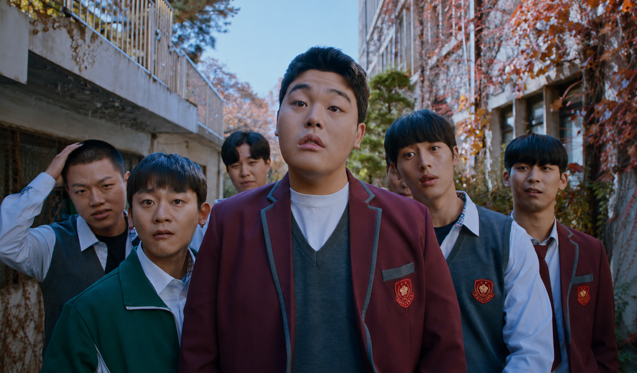 Lee Joo Ahn vestindo uniforme escolar no papel de Choi Man Sik.