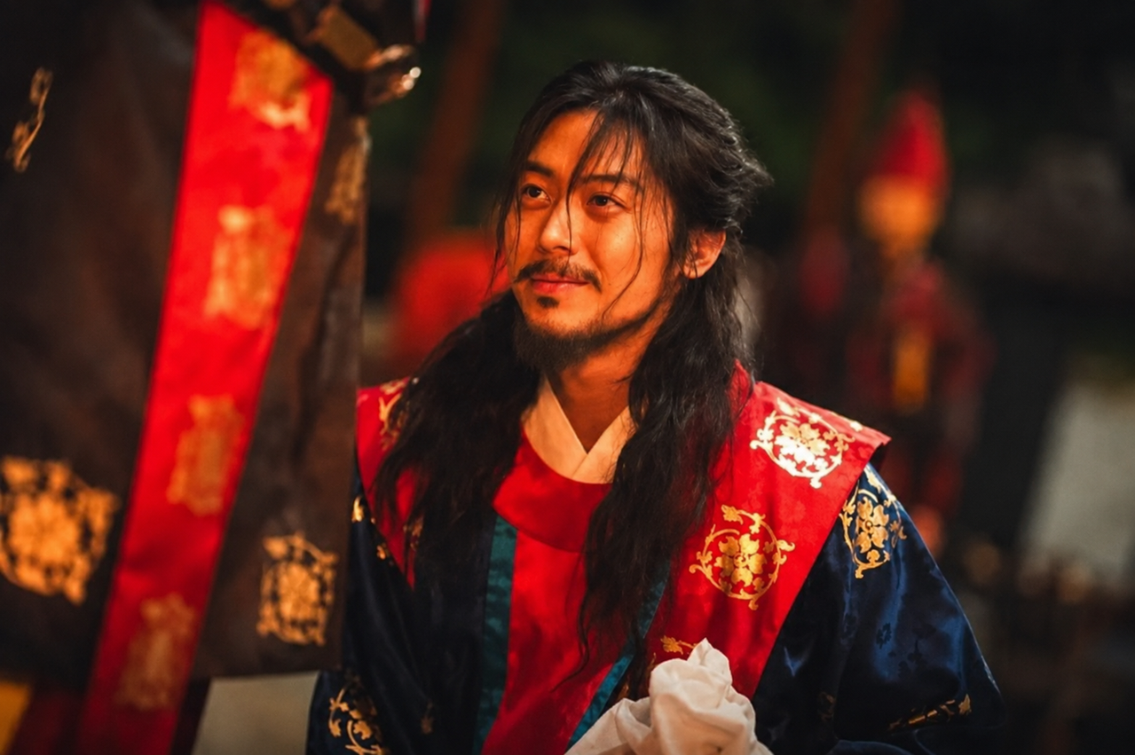 Lee Joo Ahn vestido com trajes tradicionais em BBon Appétit, Vossa Majestade.