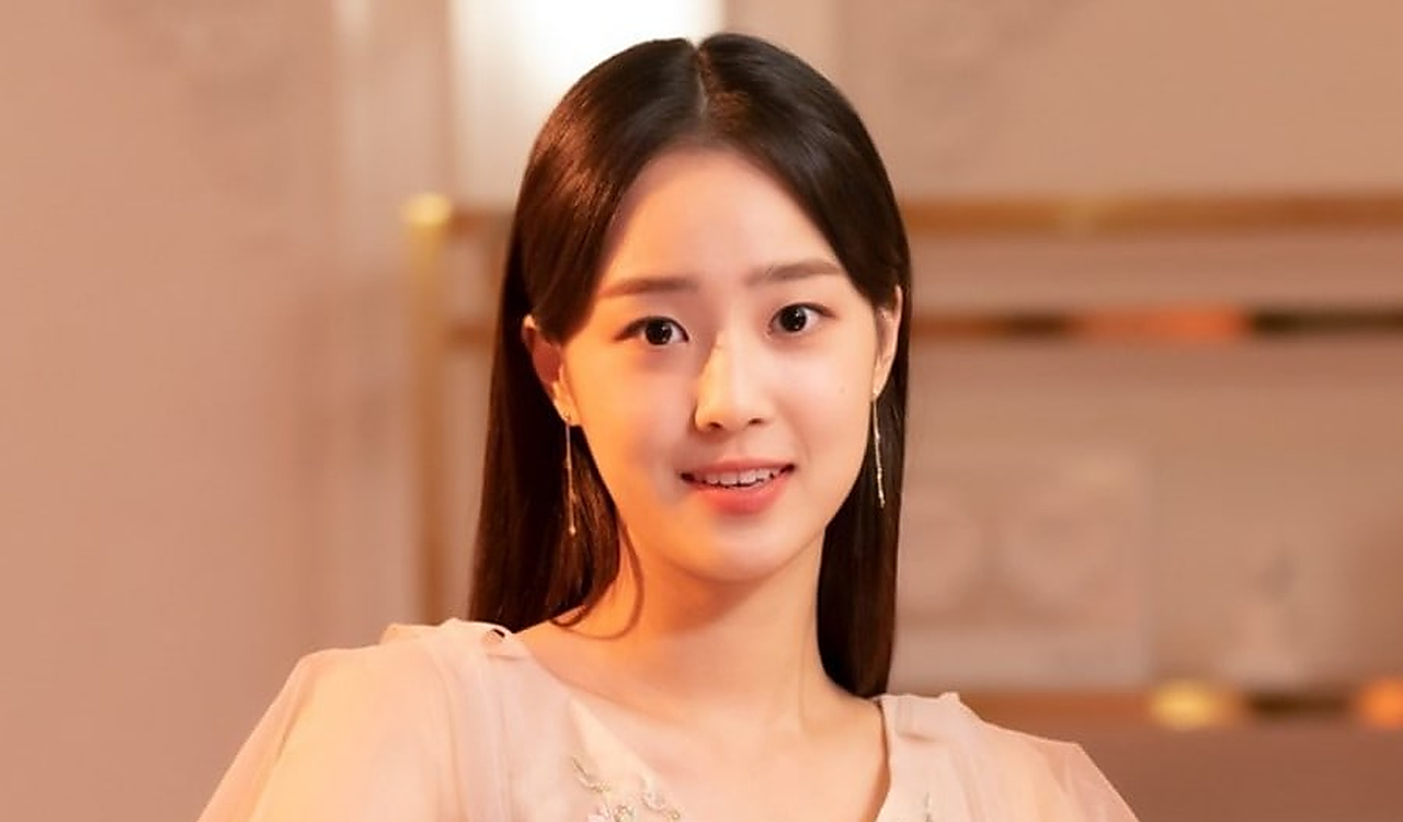A atriz Choi Ye Bin caracterizada como a estudante Ha Eun Byeol.