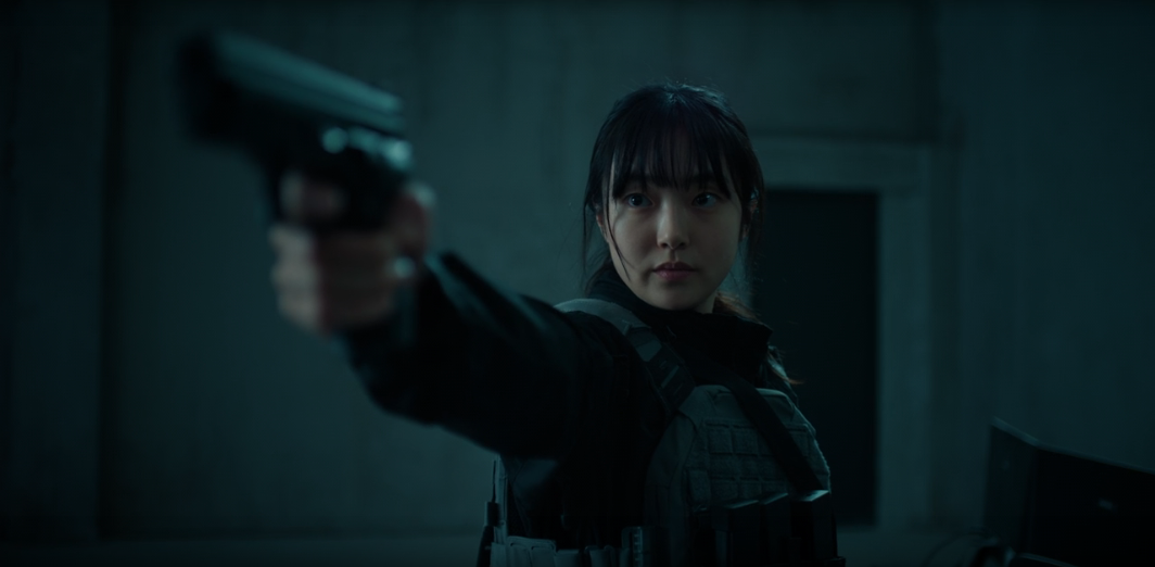 A personagem Jeong Ji An demonstrando tensão em cena do dorama.