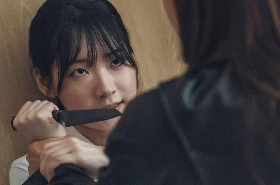 O atriz Jo Yoon Soo em postura de combate no papel de Moon Meo Ru.
