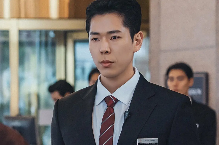 Joo Yeon Woo em cena do dorama A Justiceira como o líder Bae Bi Ji.