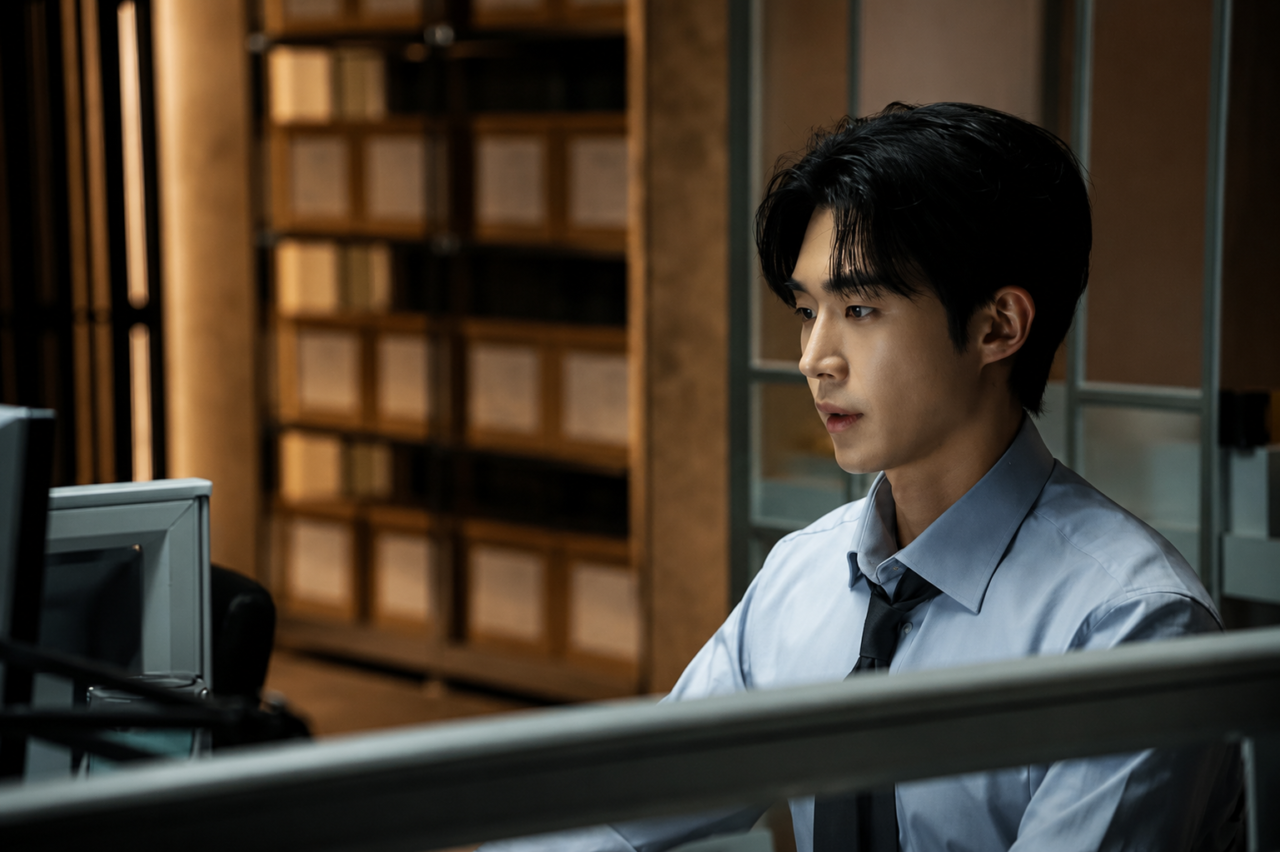Mu Jin Sung interpretando o hacker Ki Young Do.