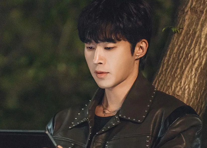 O ator Moo Jin Sung caracterizado como o hacker Ki Young Do.