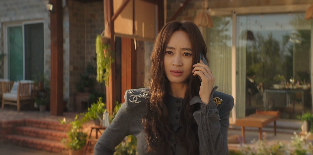 A atriz Kim Hye Soo atuando como a executiva Park Kyung Hee.