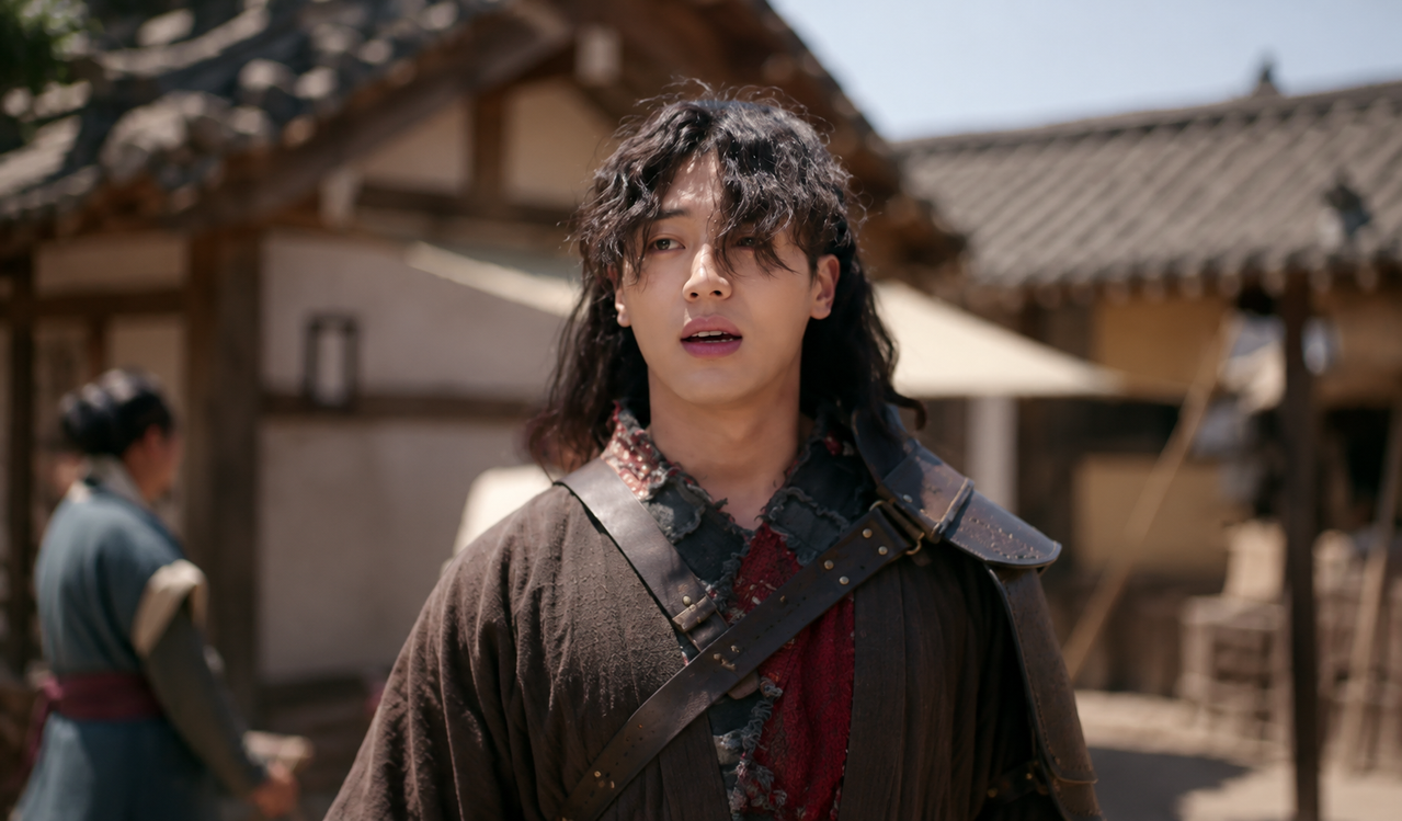 Lee Joo Ahn caracterizado como o guerreiro Ha Rang na série.