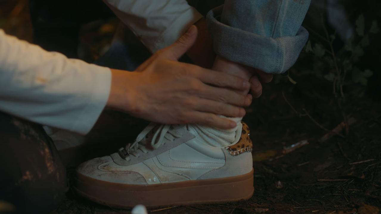 Luan Nian treats Shang Zhitao’s injury in episode 3 of The Early Spring
