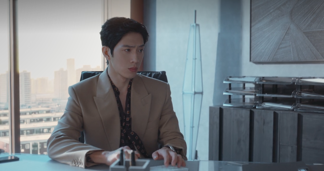 Jing Boran como o diretor criativo Luan Nian em The Early Spring