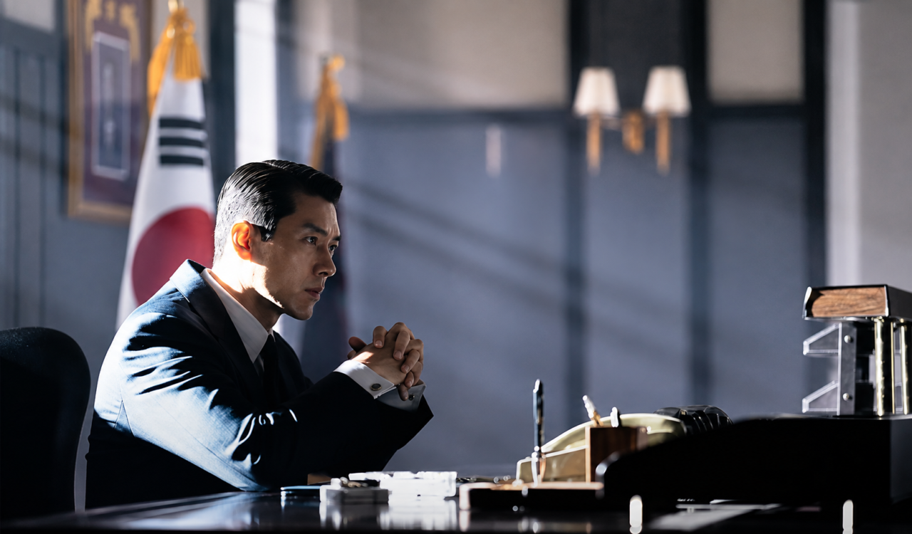 Personagem em terno clássico no drama de época Made in Korea 2.