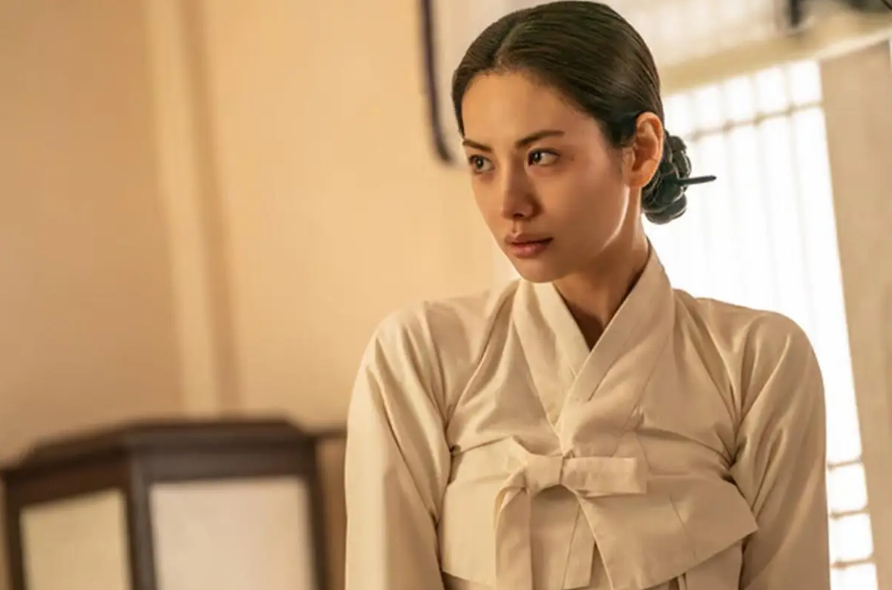 Nana vestida com trajes de época na produção The Scandal.