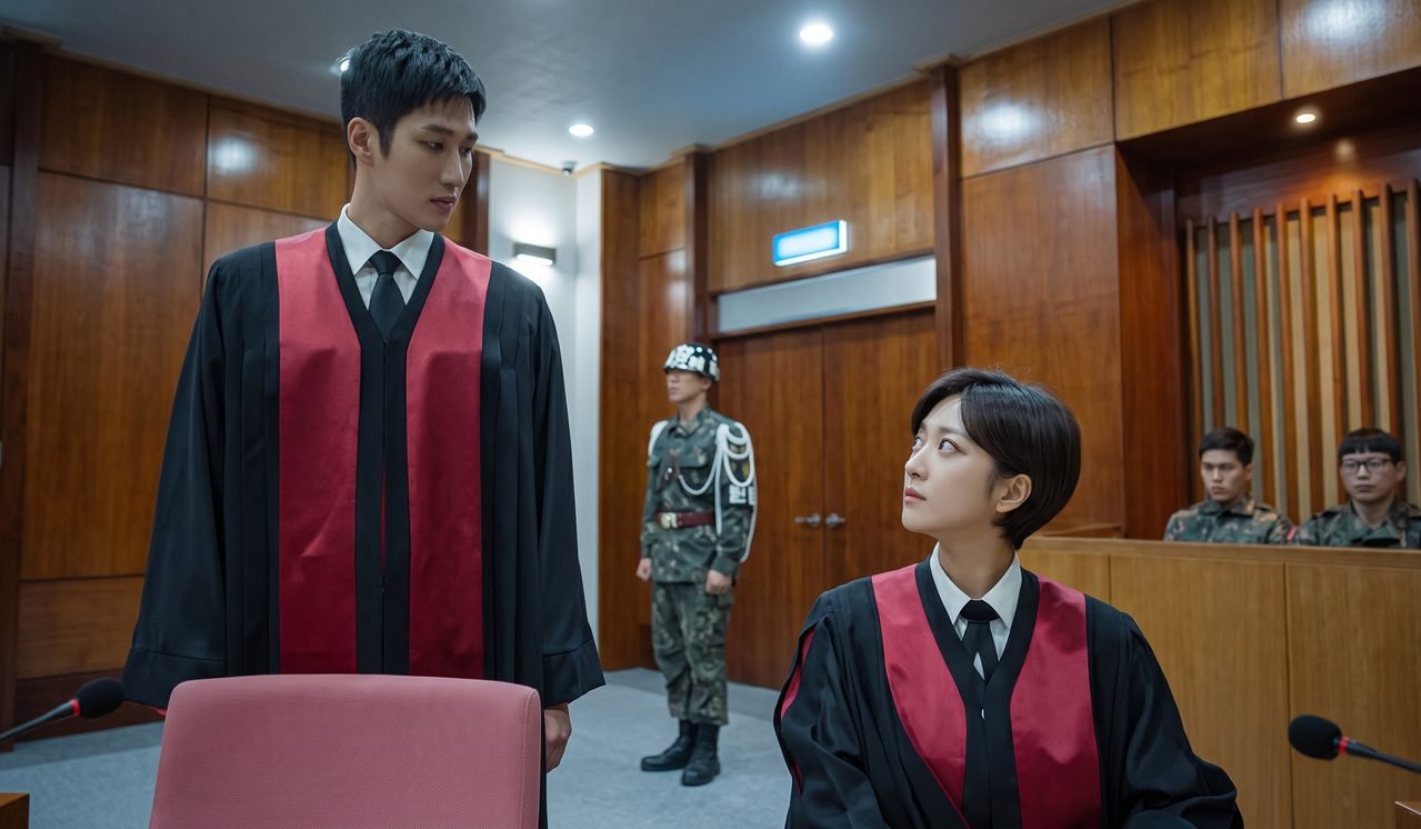 Ahn Bo Hyun e Jo Bo Ah vestidos com uniformes militares.