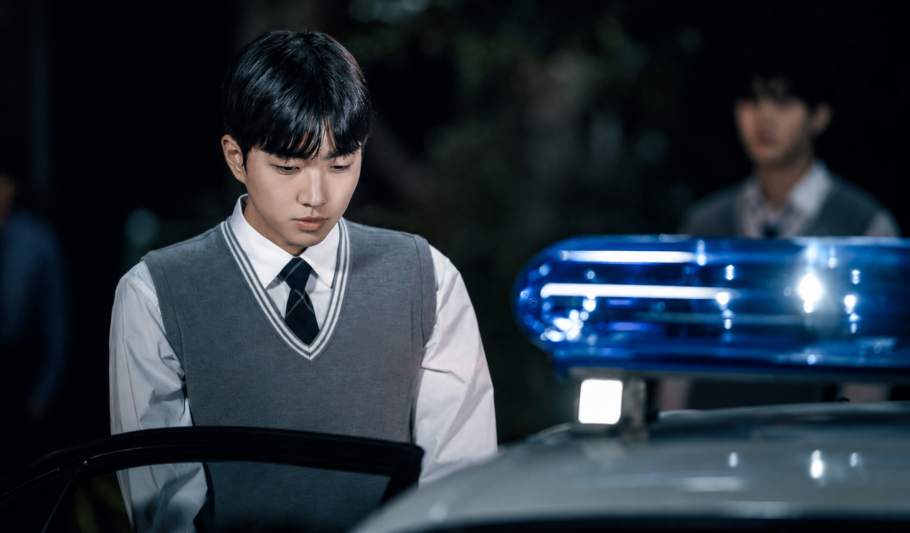 Kang Hoon com uniforme escolar em O Tempo Traz Você pra Mim.