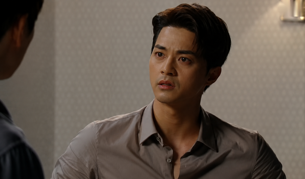 Kim Ji Hoon caracterizado como Han Joon Hee no dorama Os Ladrões do Bem.