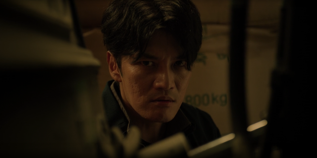 O ator Kim Yoon Sung em cena como Park Jin Woo.
