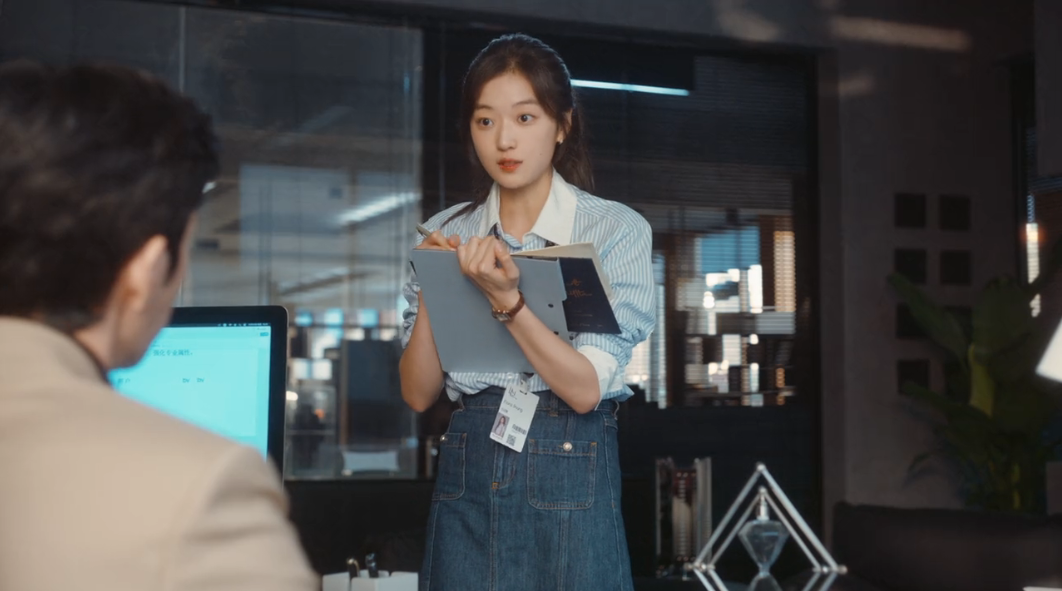Sun Qian como Shang Zhitao trabalhando na agência de publicidade de The Early Spring