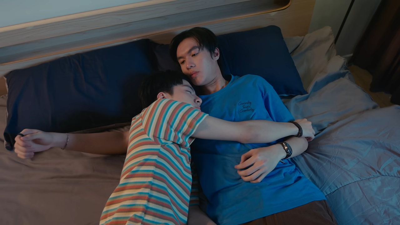 Os atores Mac Nattapat e Tham Thapthong em cena do dorama Unlucky Bae.