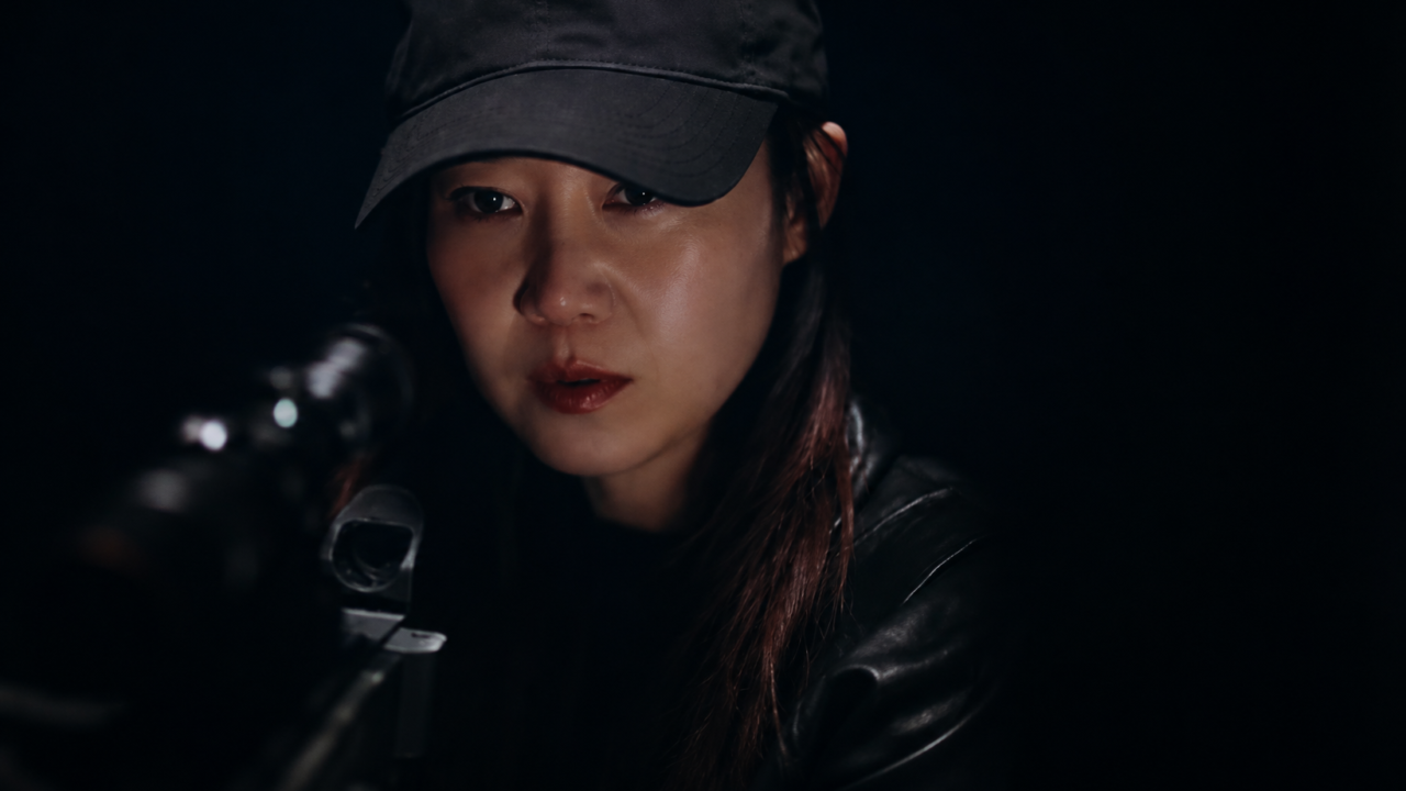 A atriz Gong Hyo Jin caracterizada como a assassina Kingfisher no dorama A Justiceira.