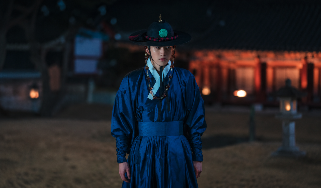 Kang Hoon caracterizado com trajes de época no dorama As Mangas Vermelhas.