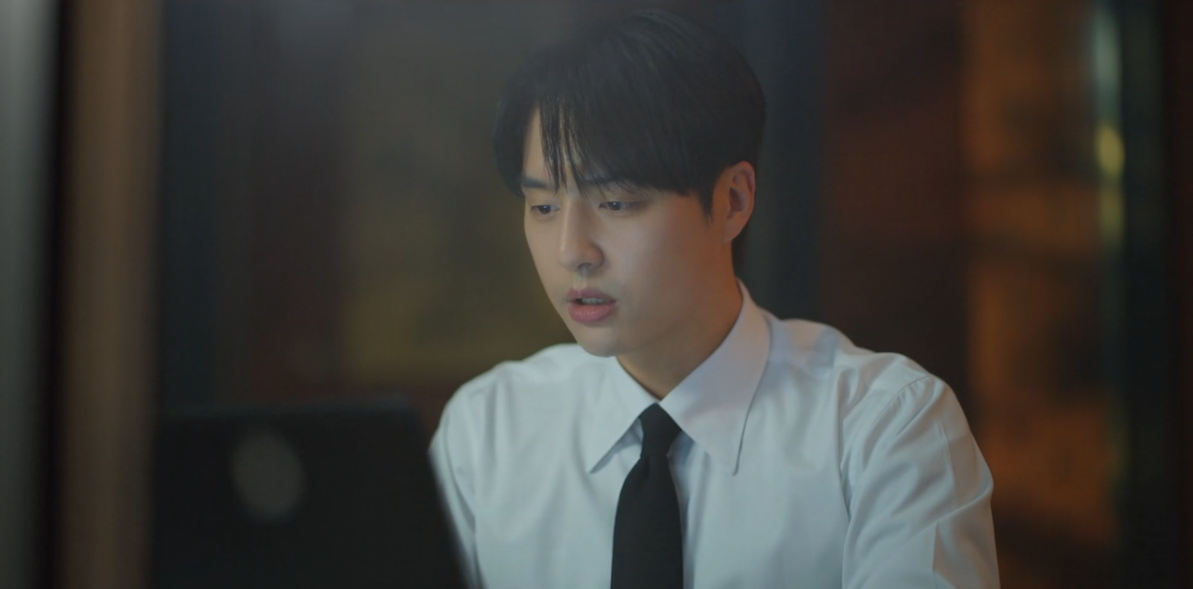 O ator Yang Se Jong em cena de investigação como Ma Gang Uk.