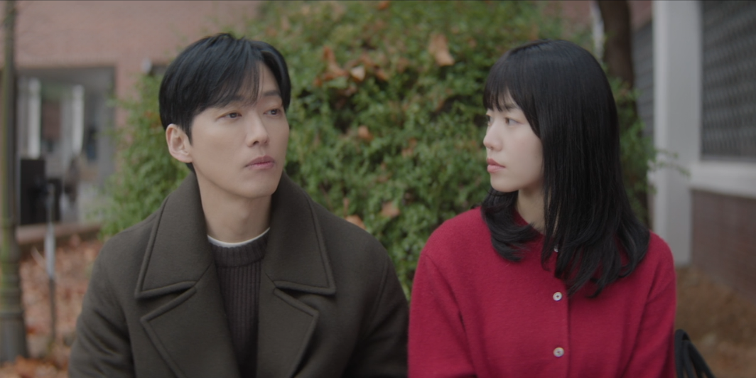 O casal Kang Tae Ju e Ko Se Yun durante um flashback da história.