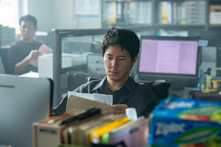 Lee Kyu Hyung caracterizado como o detetive Park Soon Young.