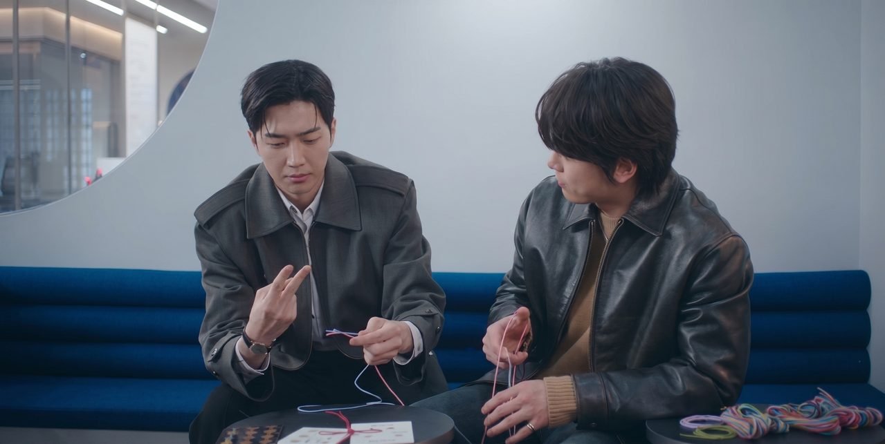 Atores Kang Hoon e Cha Woo Min em cena como Kang Ha Gi e Lee Chan.