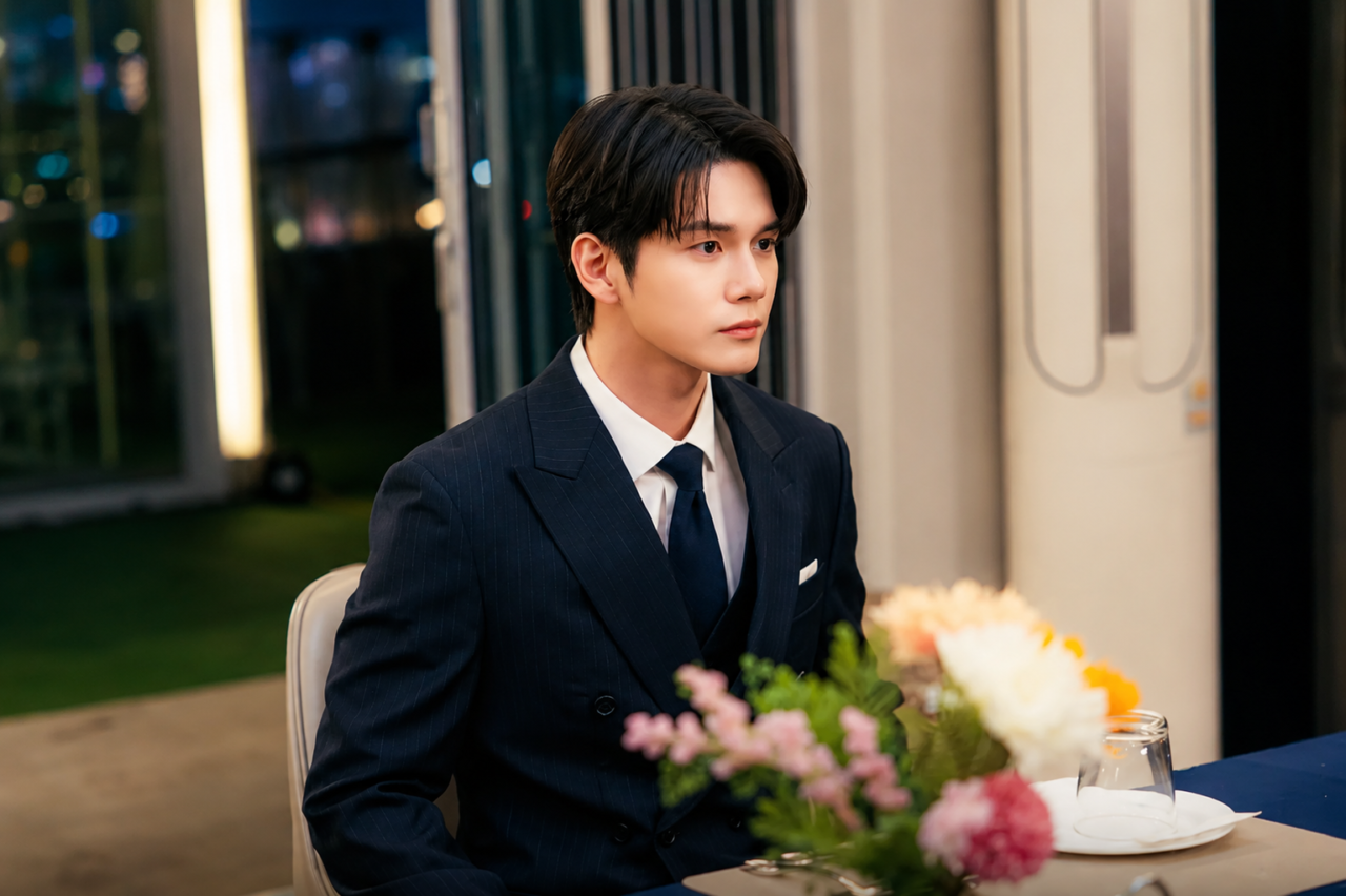 Ong Seong Wu caracterizado com trajes executivos no CL Group.