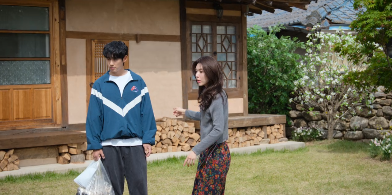 Ha Young e Jung Hae In interagindo no cenário da vila rural.